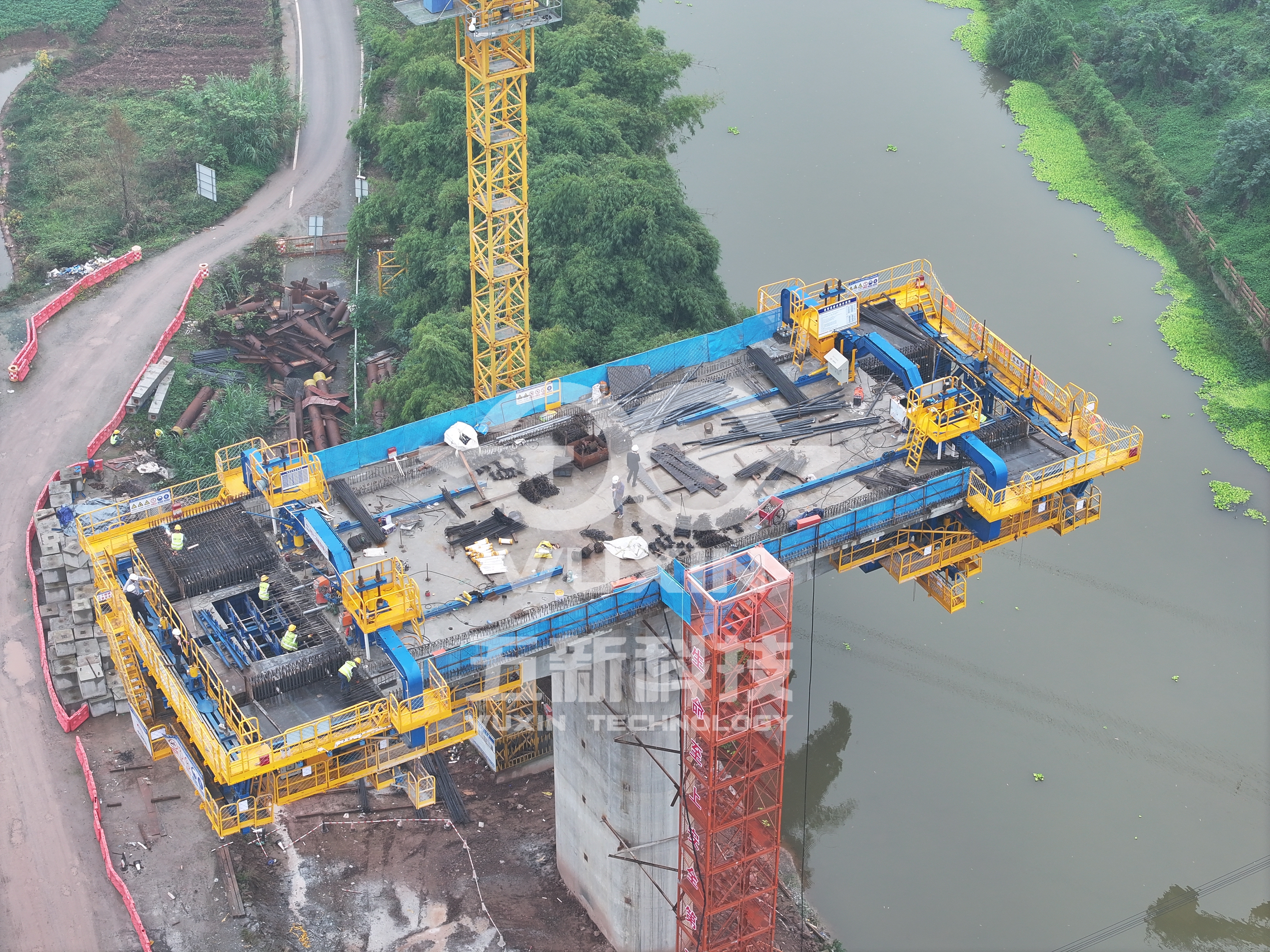 智能懸臂造橋機 — （中鐵十二局-成渝中線重慶段梁灘河雙線特大橋）2.jpg