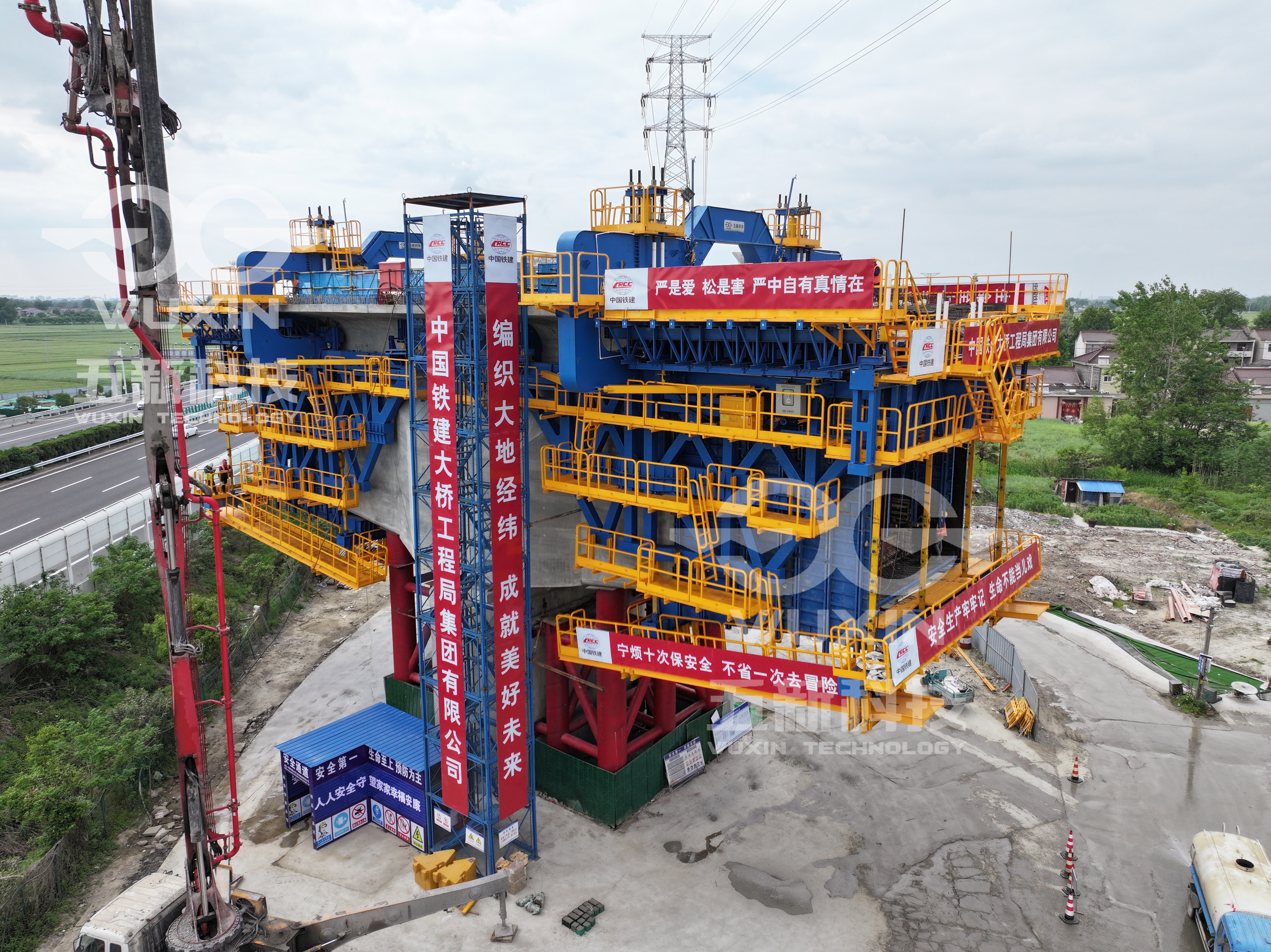 智能懸臂造橋機(jī) —（中鐵建大橋局-北沿江高鐵跨京滬高速段）2.jpg