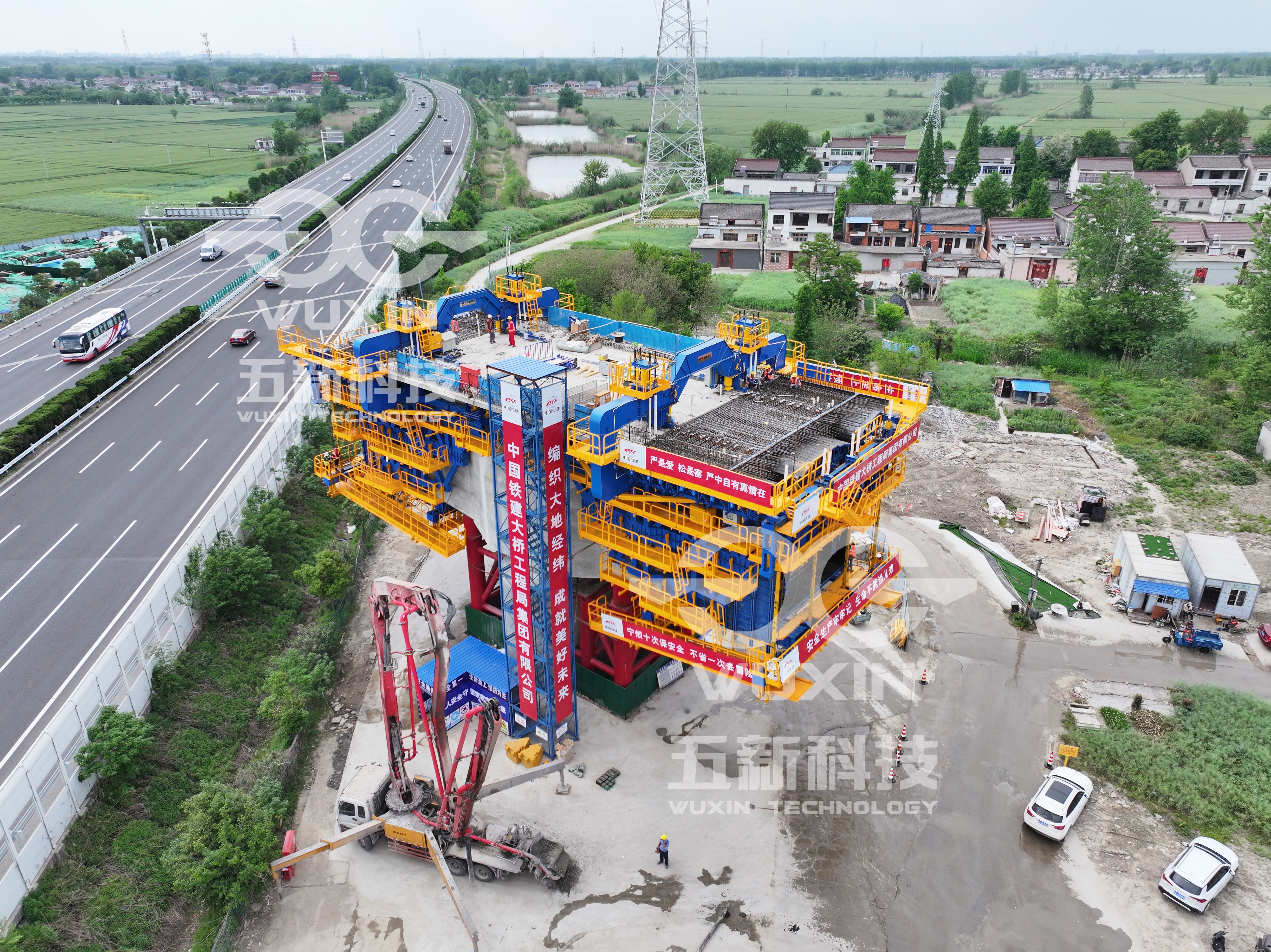 智能懸臂造橋機(jī) —（中鐵建大橋局-北沿江高鐵跨京滬高速段）3.jpg
