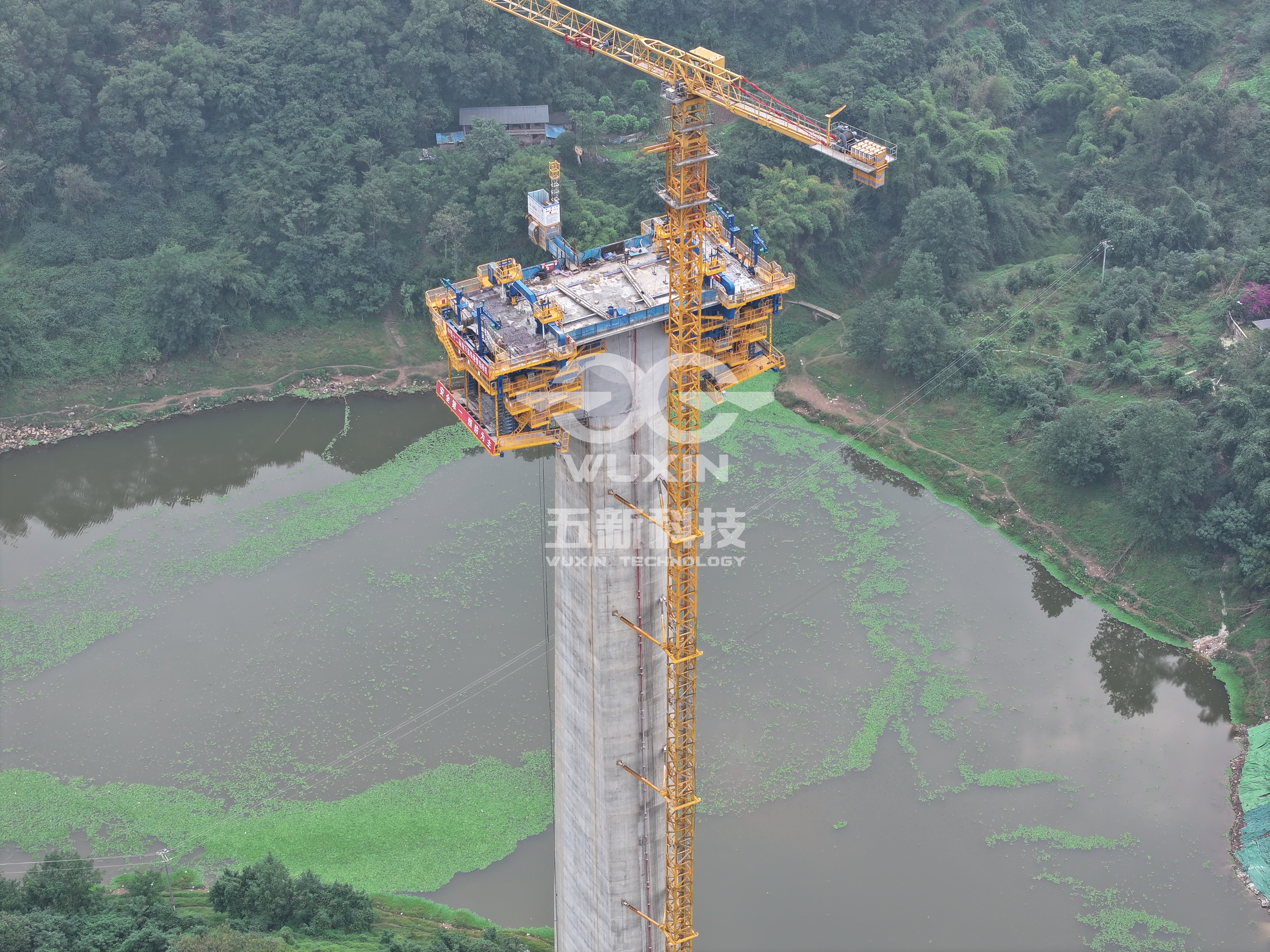智能懸臂造橋機(jī) — （中鐵十二局-渝萬高鐵）2.jpg