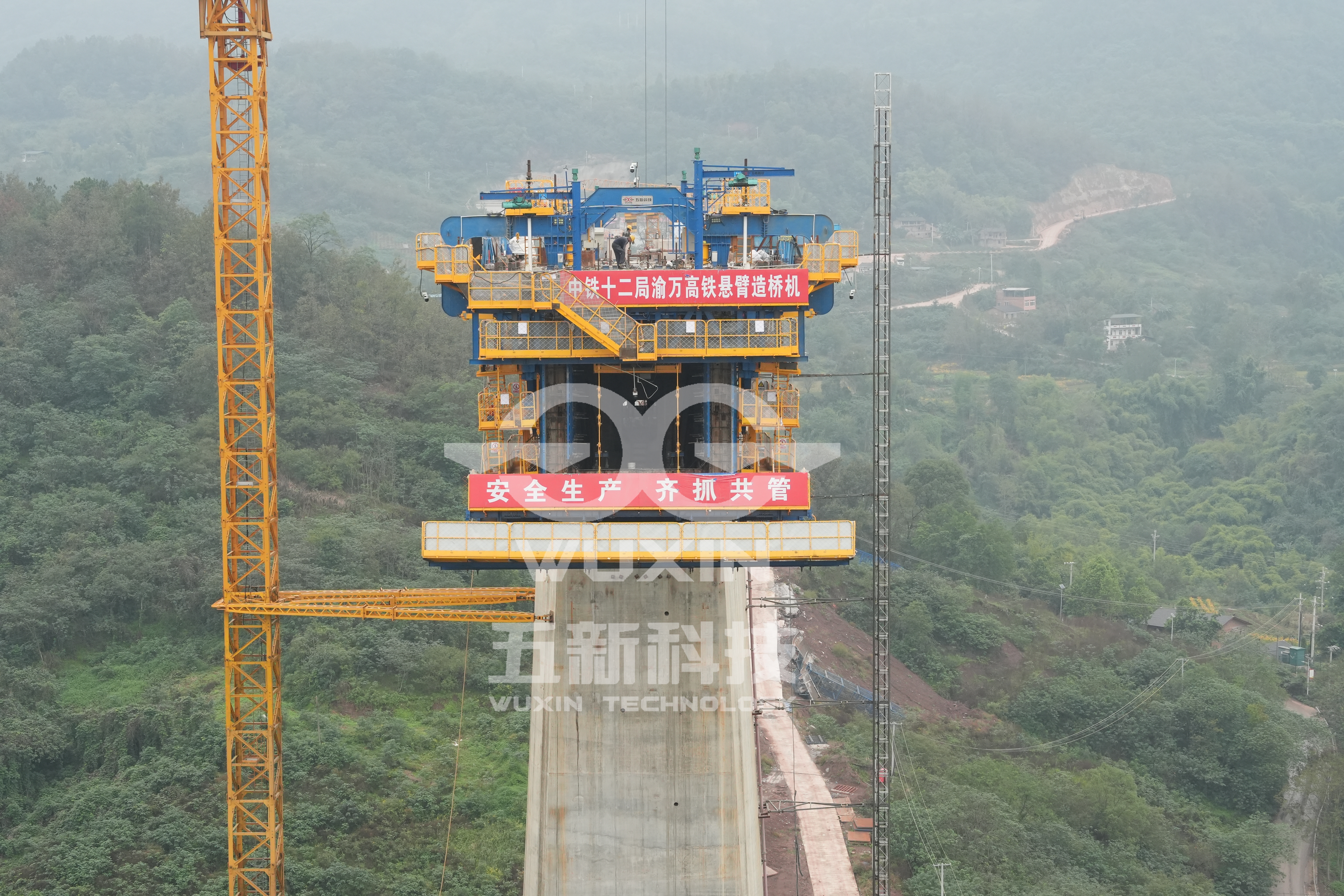 智能懸臂造橋機(jī) — （中鐵十二局-渝萬高鐵）3.jpg
