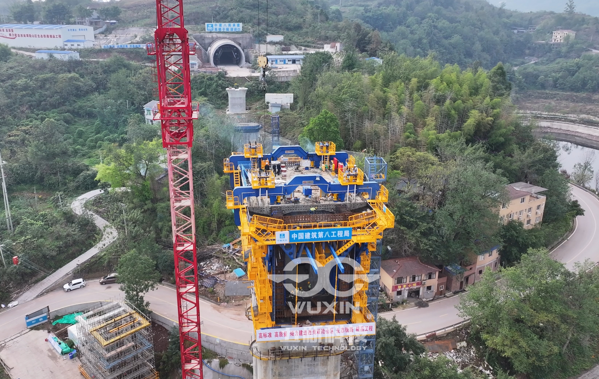 中建八局-渝萬(wàn)鐵路智能懸臂造橋機(jī)3.jpg