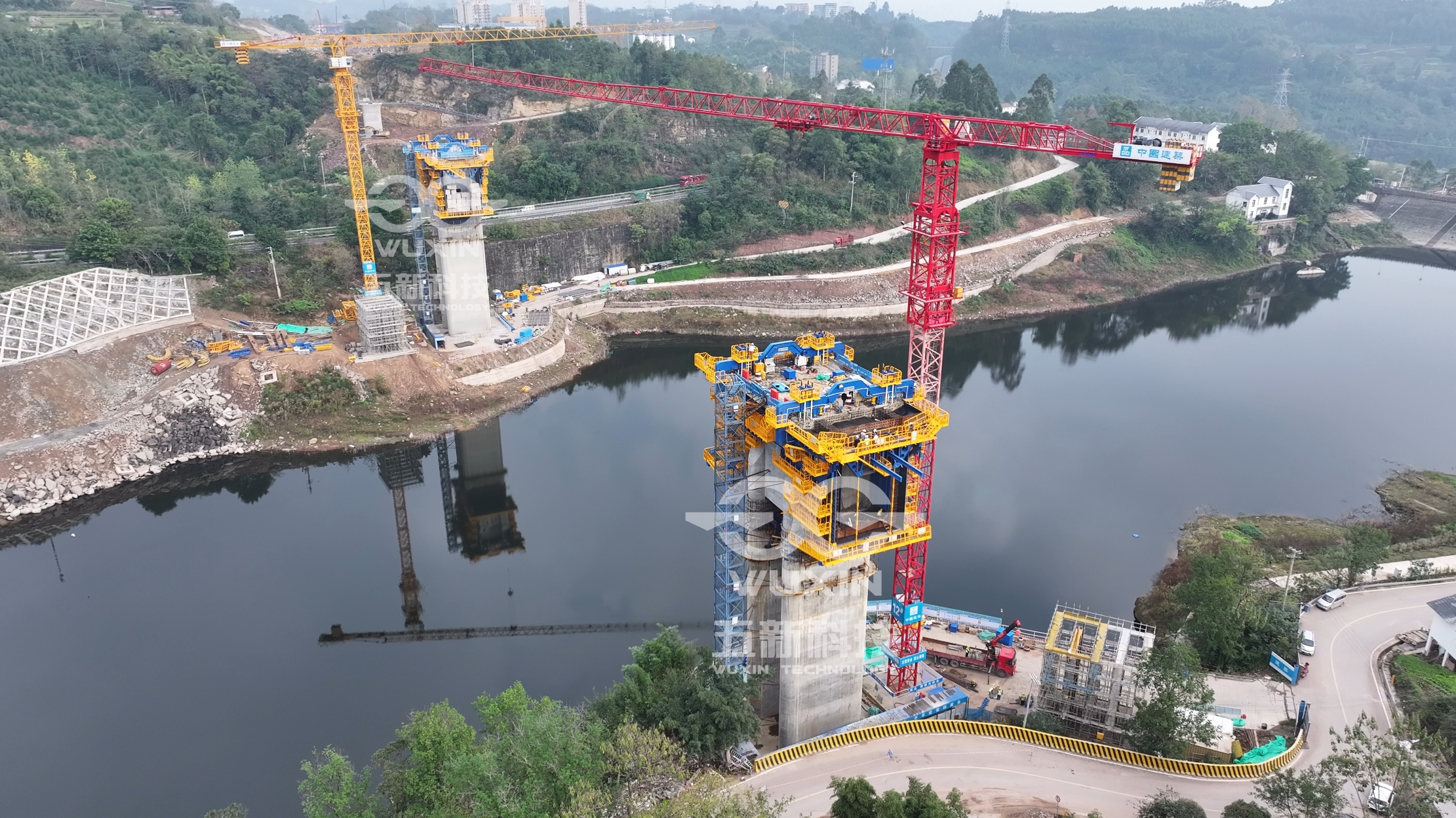 中建八局-渝萬(wàn)鐵路智能懸臂造橋機(jī)1.jpg