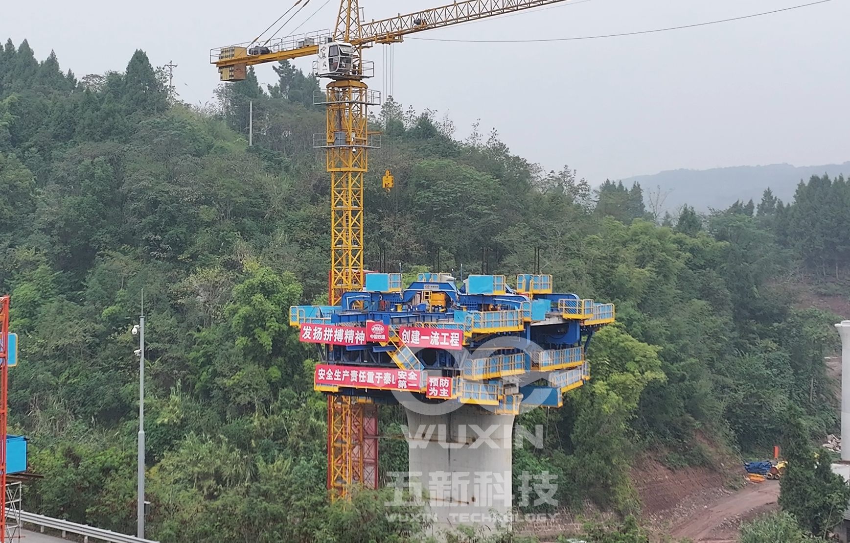 中鐵十四局-成渝中線重慶段站前四標(biāo)智能懸臂造橋機(jī)4.jpg