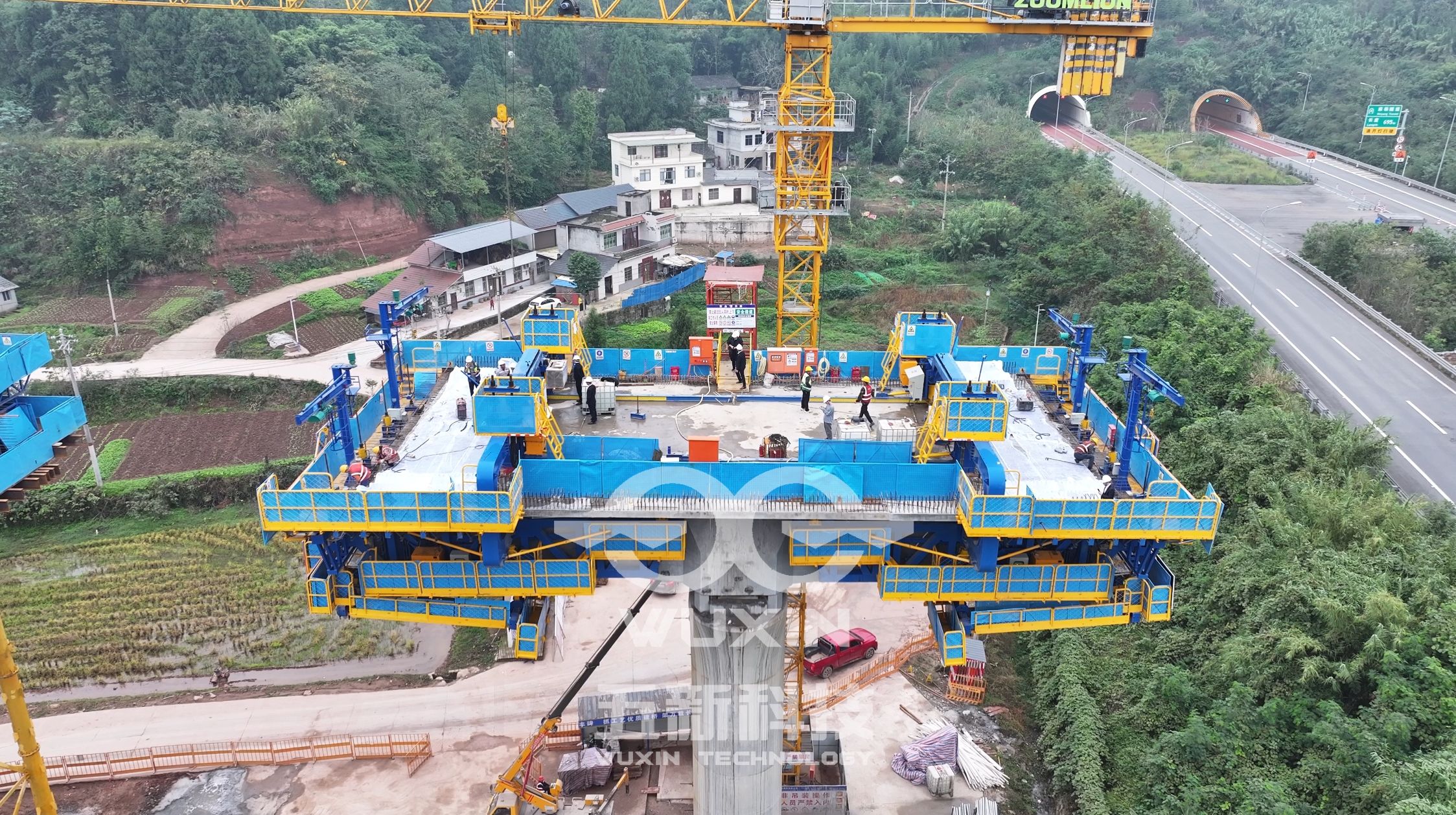 中鐵十四局-成渝中線重慶段站前四標(biāo)智能懸臂造橋機(jī)2.jpg