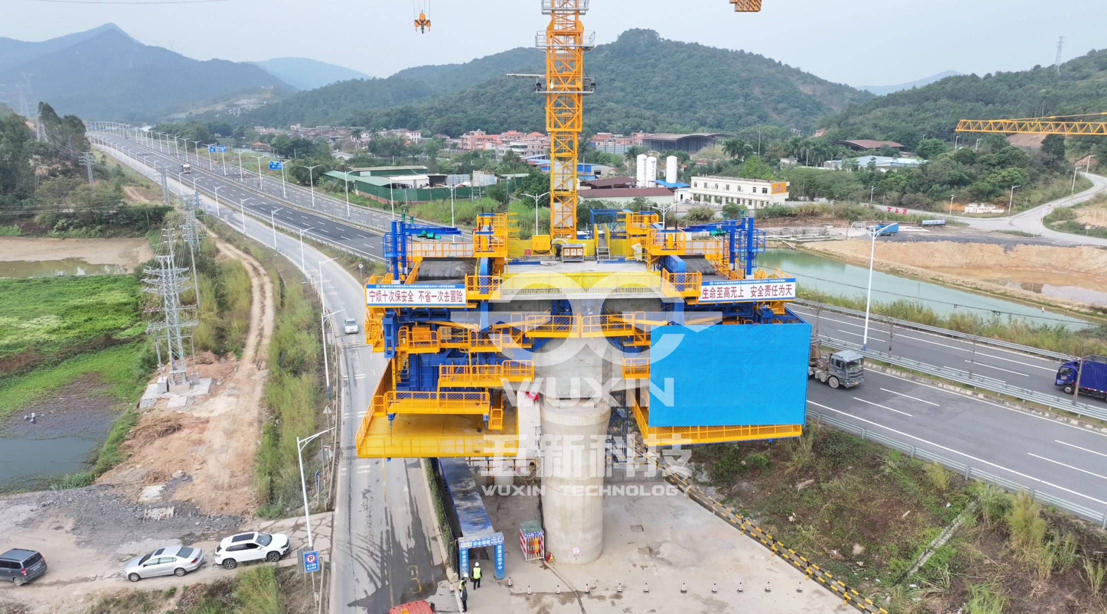 中鐵五局-珠肇高鐵跨廣明高速公路特大橋-智能懸臂造橋機(jī)6.jpg