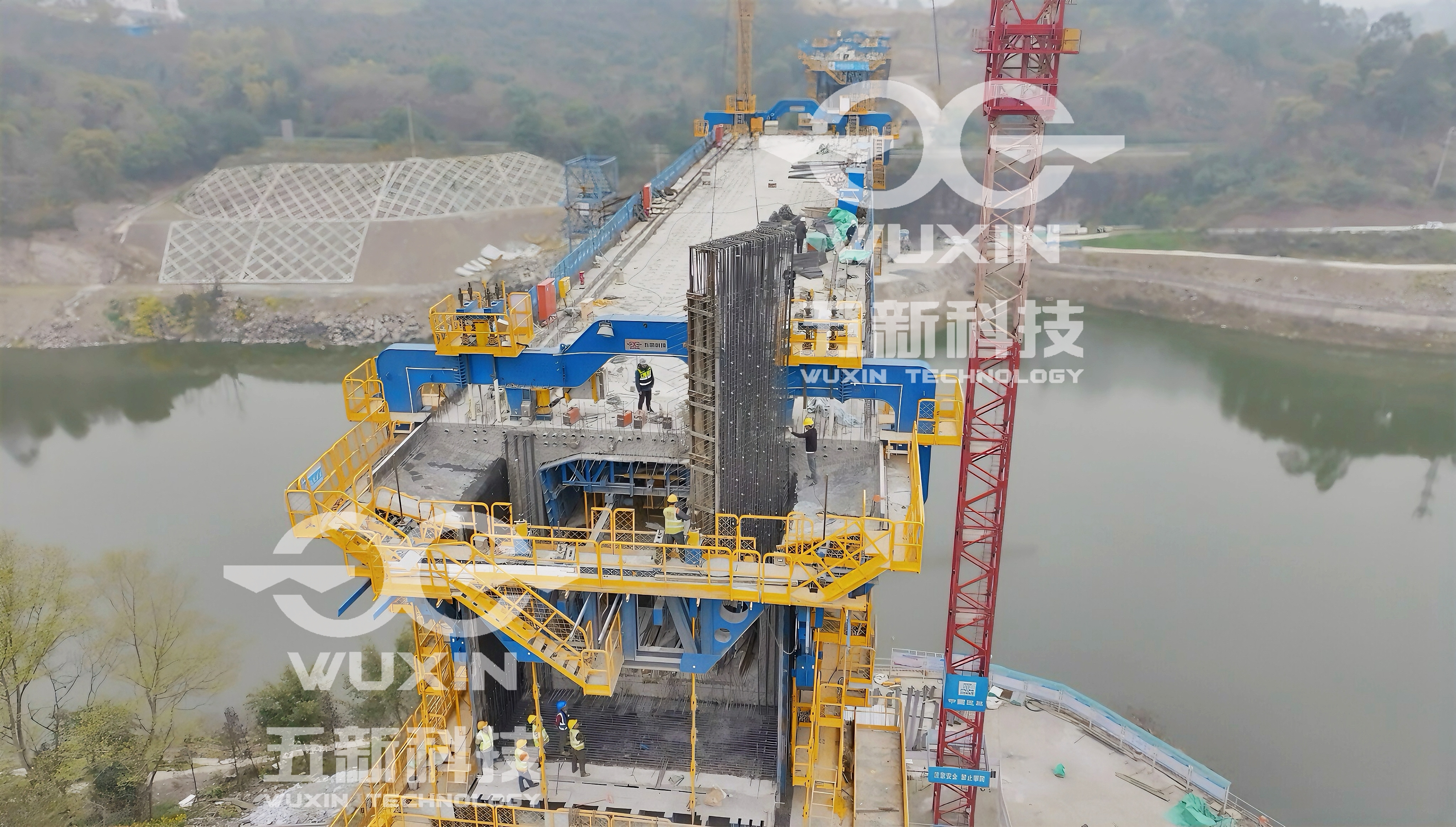 造橋機(jī)鋼筋籠吊裝入模工藝 — 中建八局渝萬鐵路